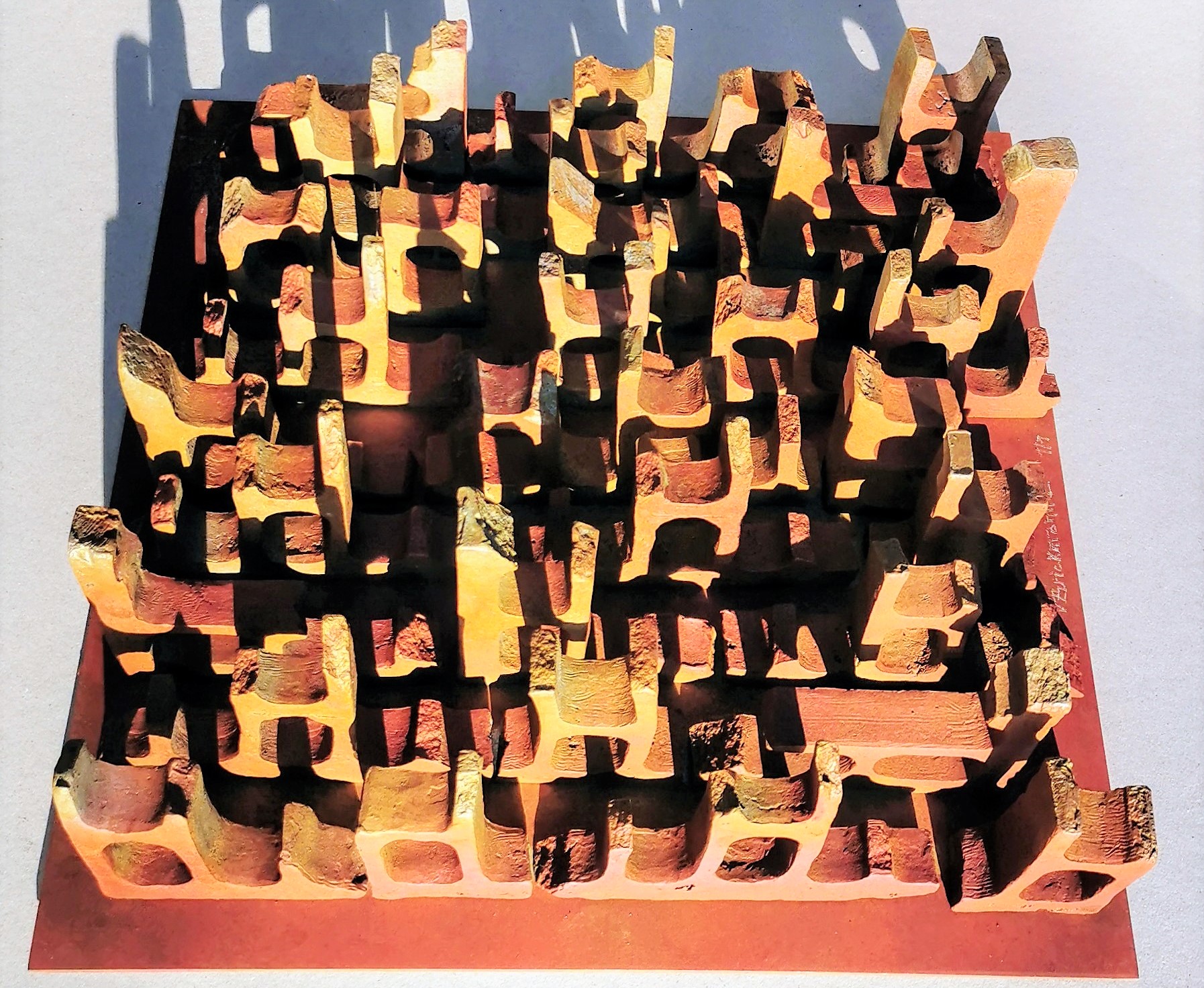 Ruinas. Aluminio(35x35x11) Sobre columna de hierro forjado